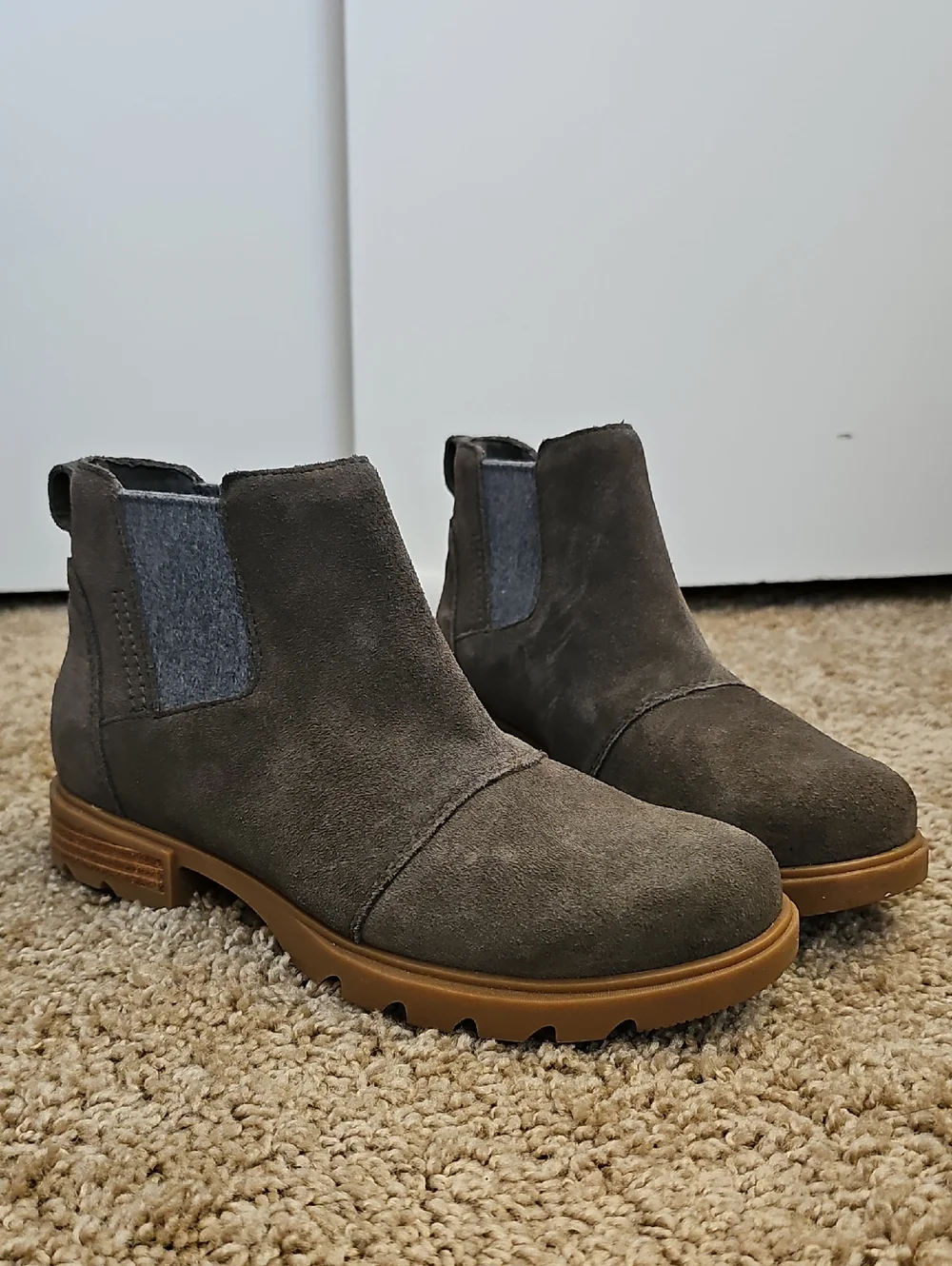 [LIKE NEW] SOREL Emelie III Chelsea Ankle Boots in Tan Waterproof Suede